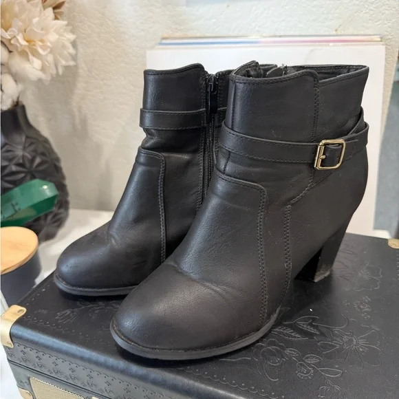 TOP Moda Black Ankle Booties with Chunky Heel - Picture 1 of 6